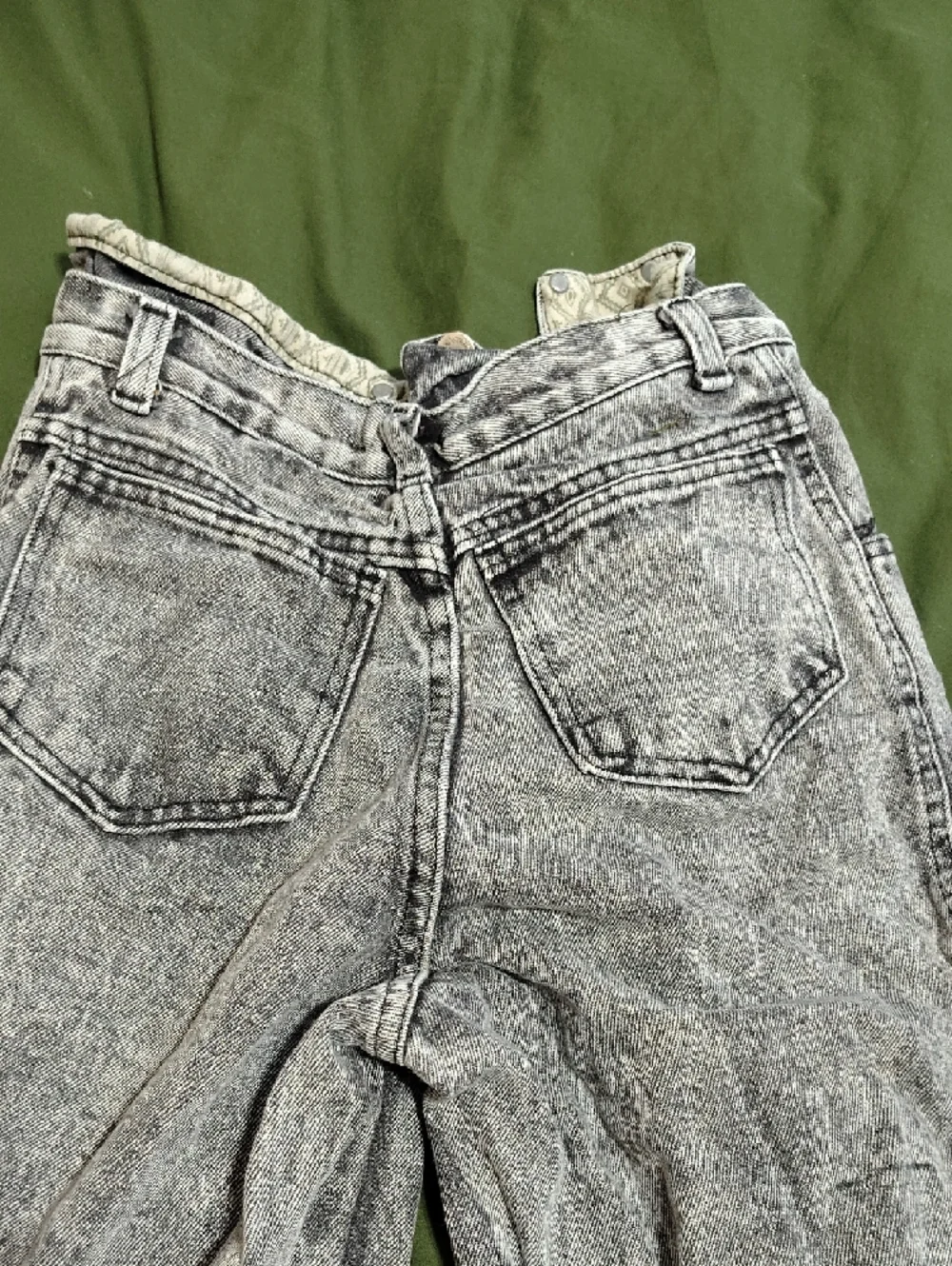 High-Waisted Vintage Acid Wash Women’s Jeans - Gray - Picture 4 of 8
